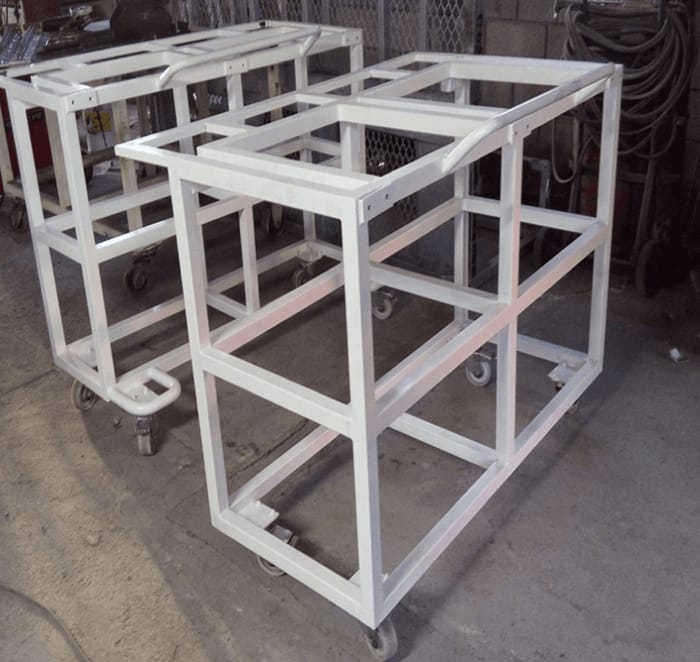 Estrutura metálica branca com rodas